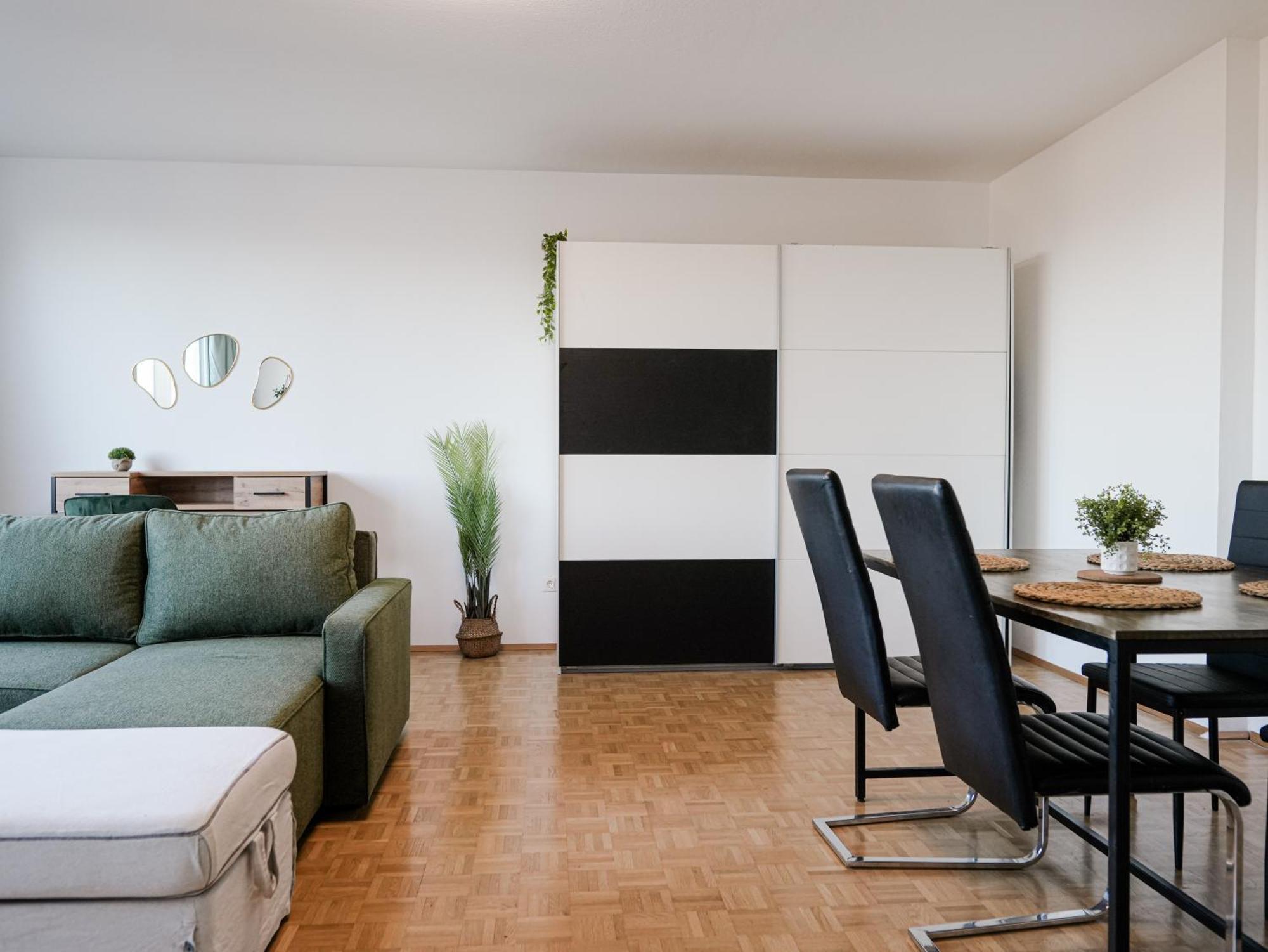 Spacious Apartments With View & Free Parking Wiener Neustadt Exterior foto